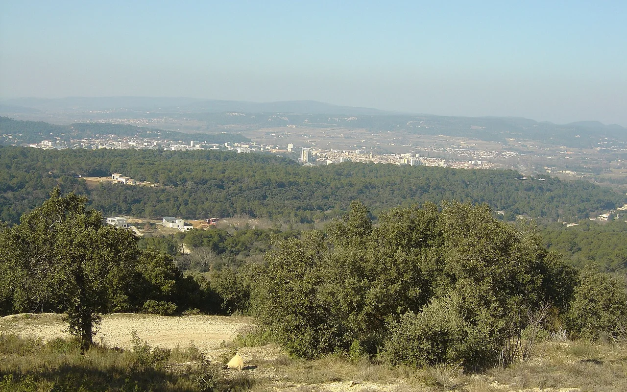 Bagnols-sur-Cèze seen from the plateau of the Dent de Signac 4DS.jpg
