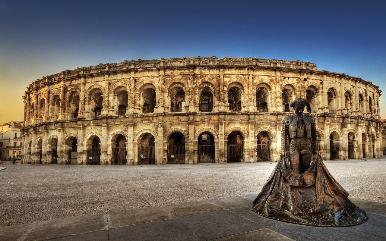 Arènes de Nîmes sous le ciel du Gard