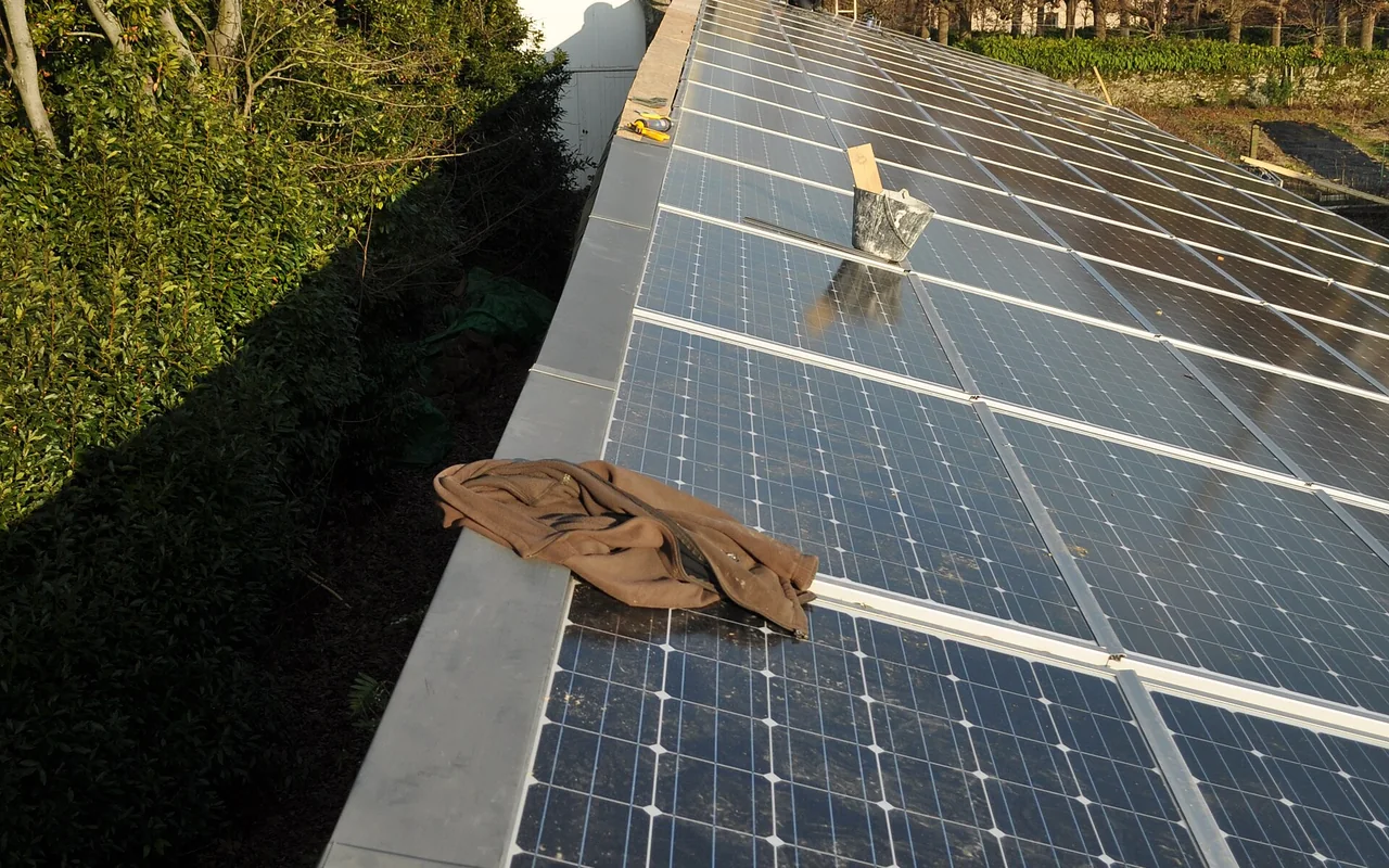 Panneaux photovoltaïques sur une toiture résidentielle